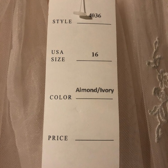 Never Worn Wedding Dress! - Picture 3 of 8